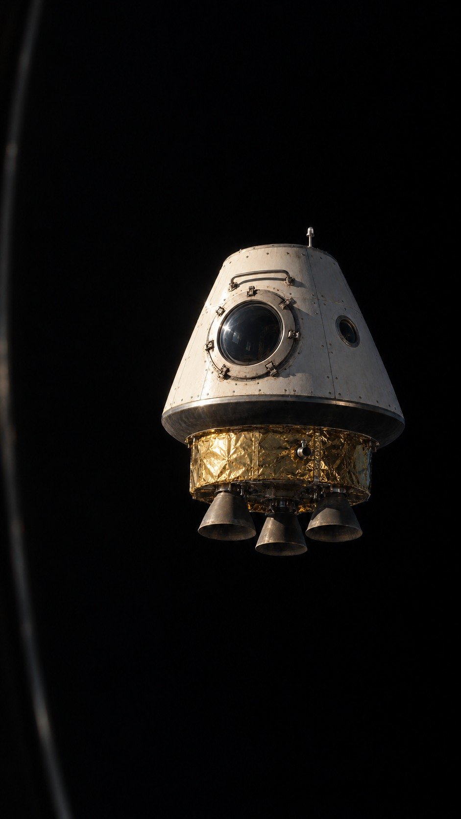 The complete capsule, with its short mast and three engines.